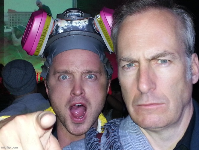 Plantilla de meme Aaron Paul points at you with Bob Odenkirk staring at you
