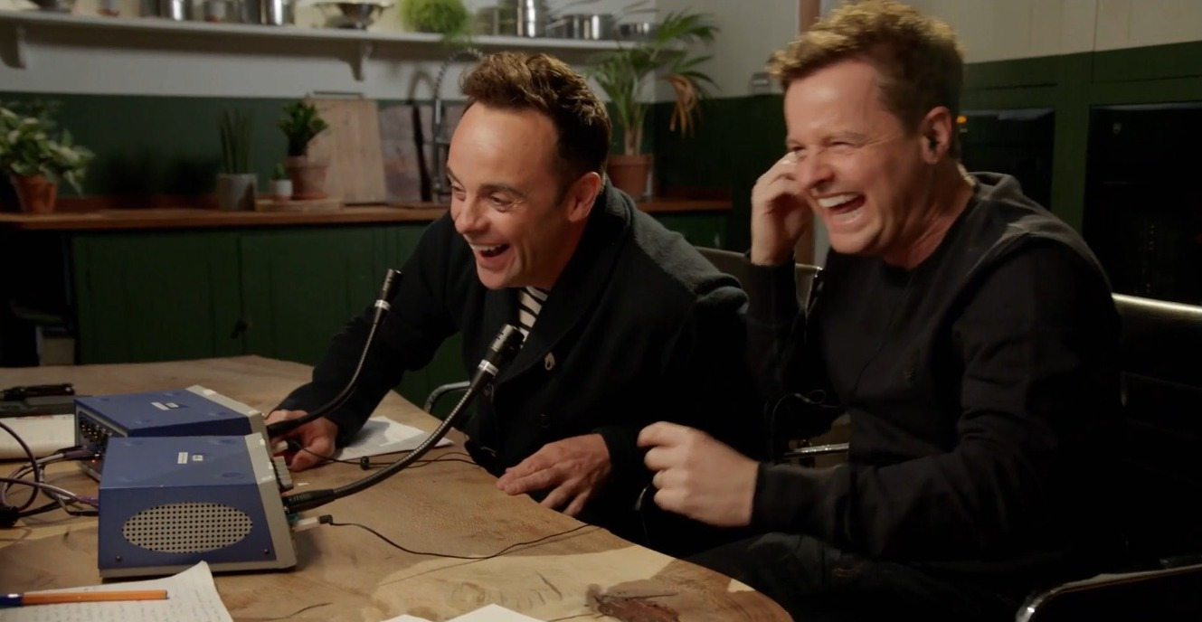 Plantilla de meme Ant and Dec laughing