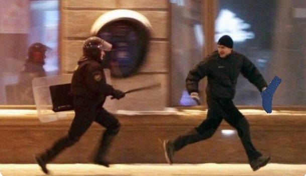 Plantilla de meme Area 51 running away
