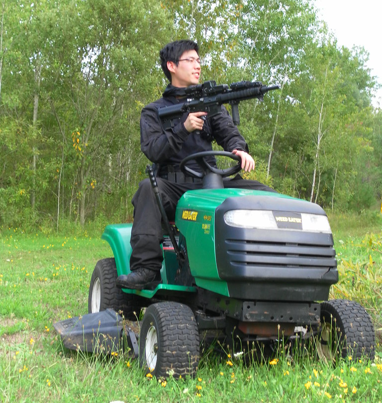 Plantilla de meme Armed Lawn mower rifle JPP