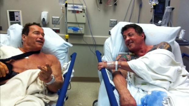 Plantilla de meme arnold and stallone hospital