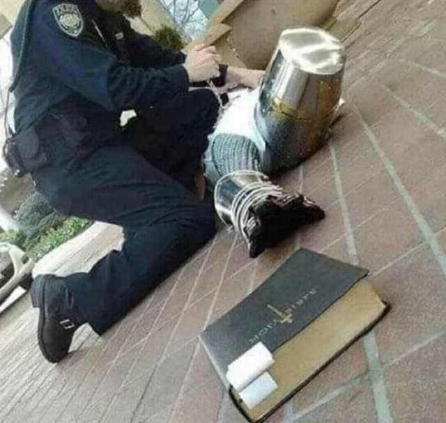 Plantilla de meme Arrested crusader reaching for book