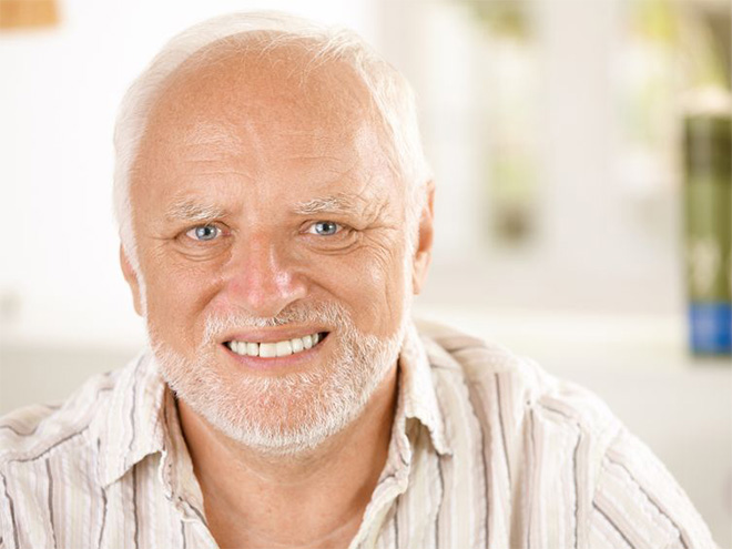 Plantilla de meme Awkward smiling old man