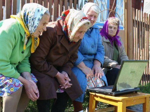 Plantilla de meme Babushkas On Facebook
