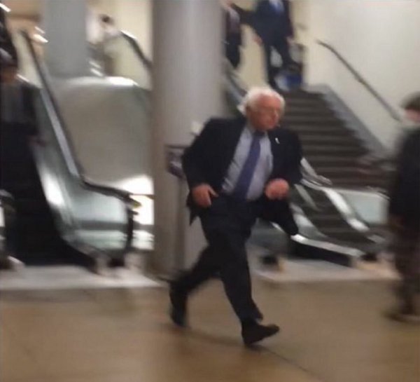 Plantilla de meme Bernie Sanders Running