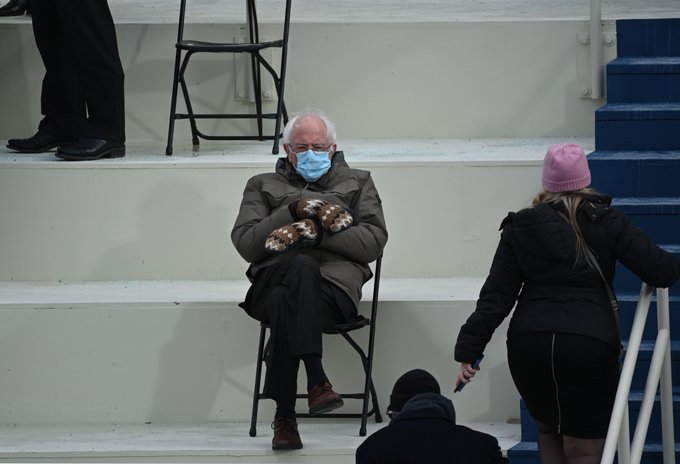 Plantilla de meme Bernie sitting