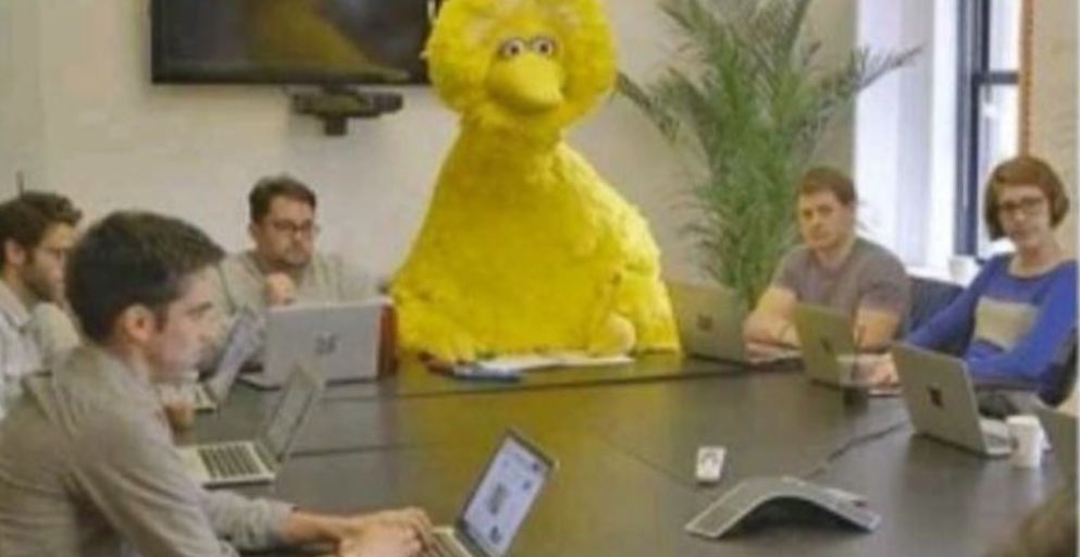 Plantilla de meme Big Bird at Meeting