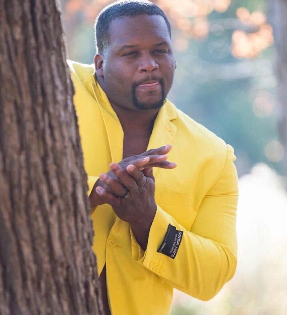 Plantilla de meme Black guy hiding behind tree