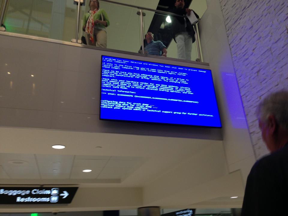 Plantilla de meme blue screen of death at airport