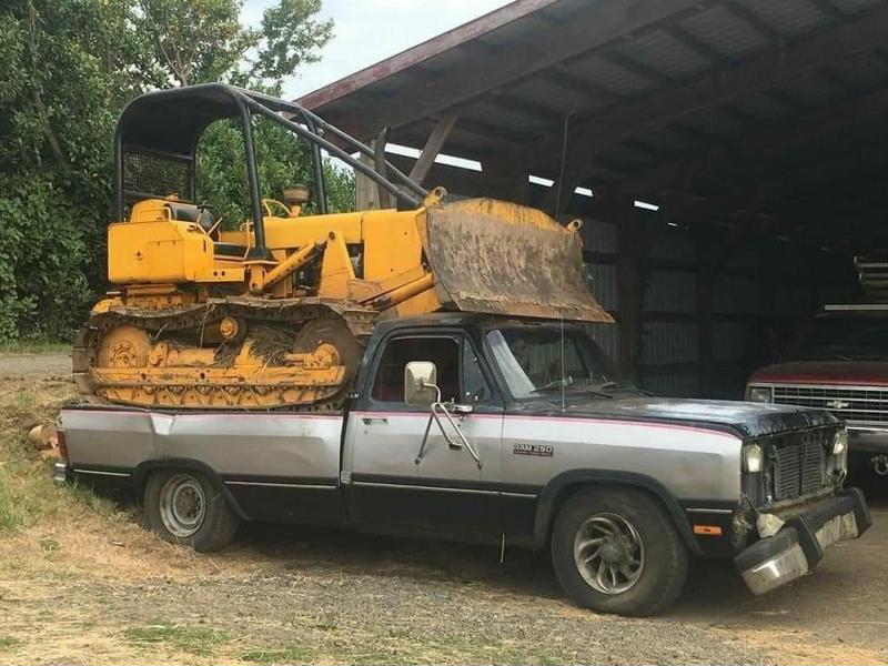 Plantilla de meme Bulldozer in Pickup truck