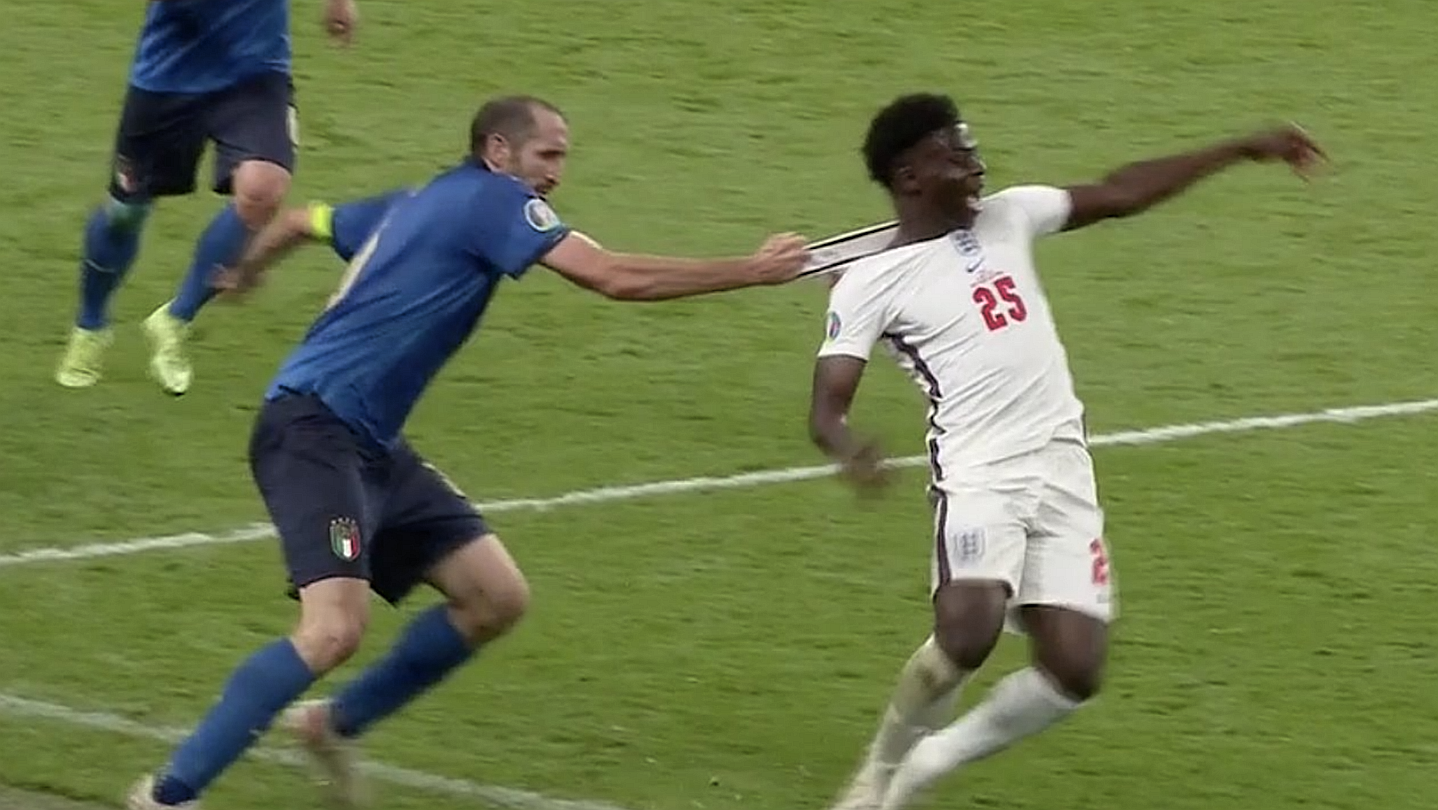 Plantilla de meme Chiellini Pulls Saka's Shirt