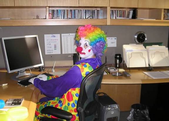 Plantilla de meme clown computer