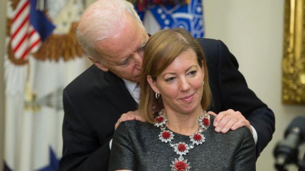 Plantilla de meme Creepy Joe Biden