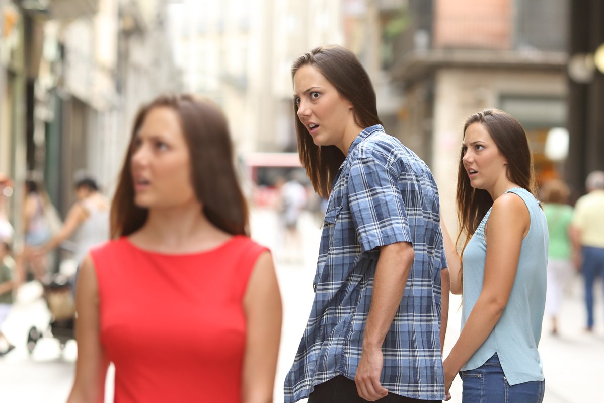 Plantilla de meme Distracted Boyfriend Paranoia
