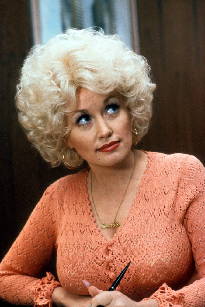 Plantilla de meme Dolly Parton 9-to-5