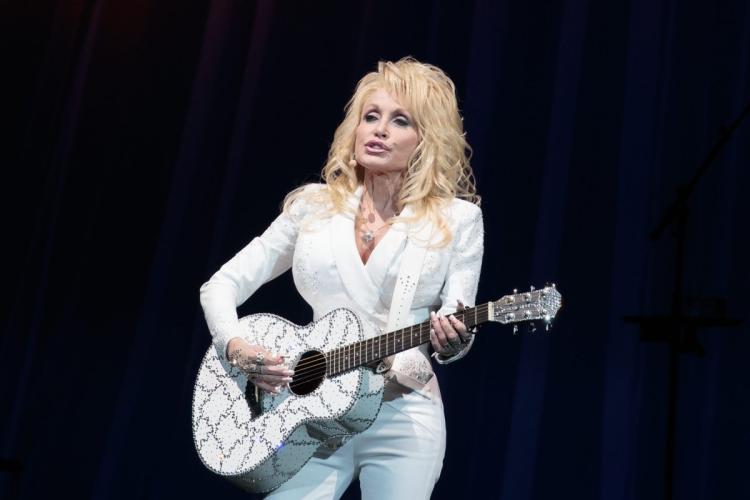 Template meme Dolly Parton y su flying guitar