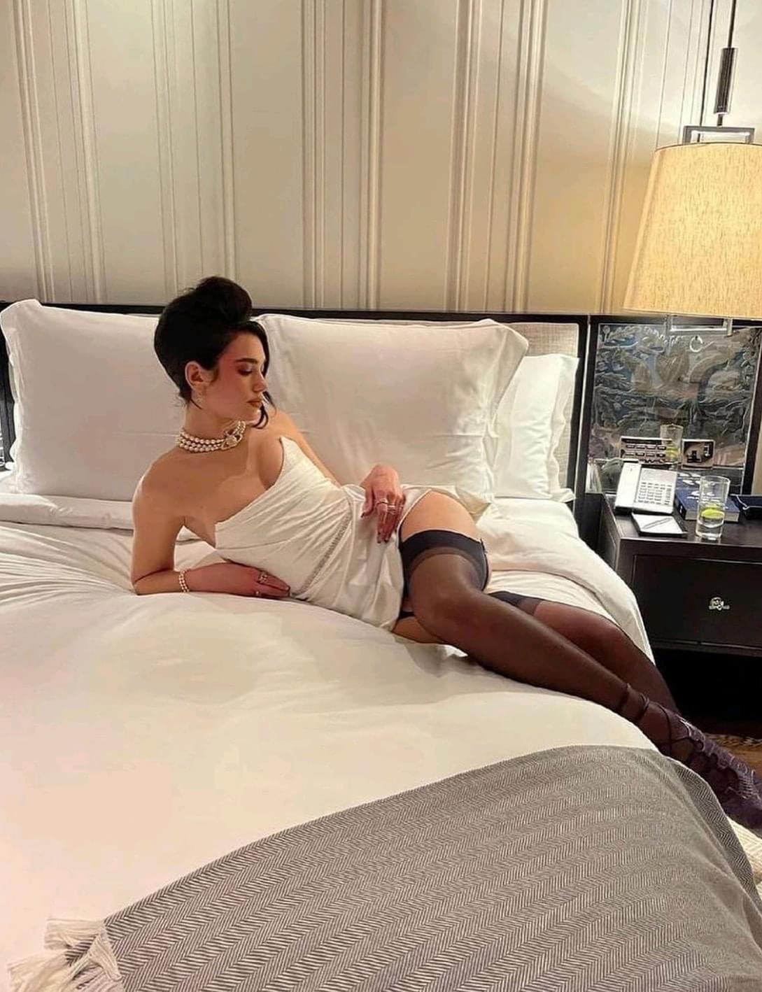 Template meme Dua Lipa hotel room