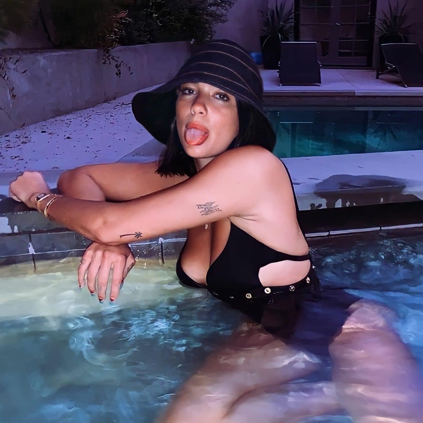 Plantilla de meme Dua Lipa pool