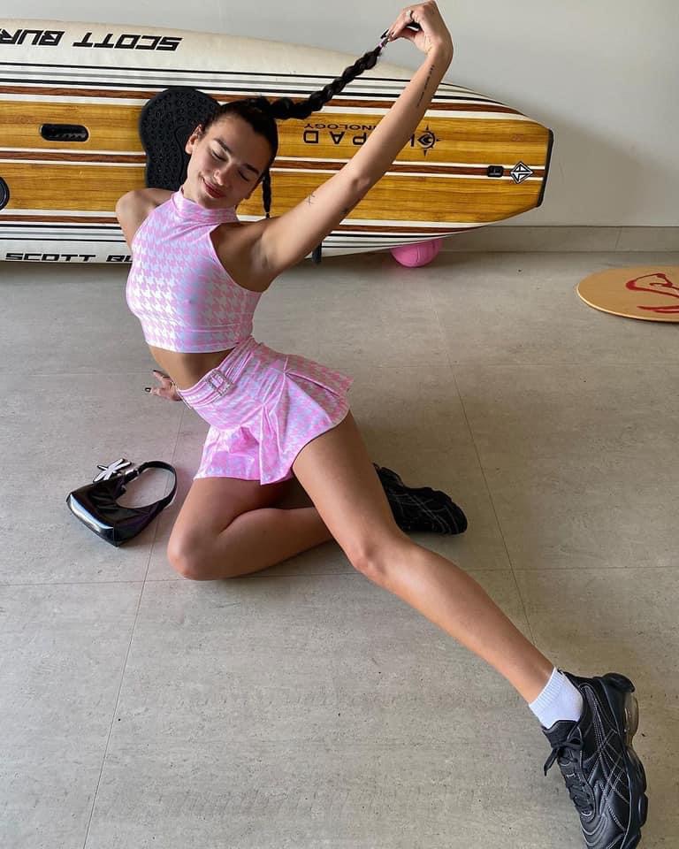 Template meme Dua Lipa short skirt