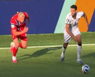 Template meme Erling Haaland Chasing Defender