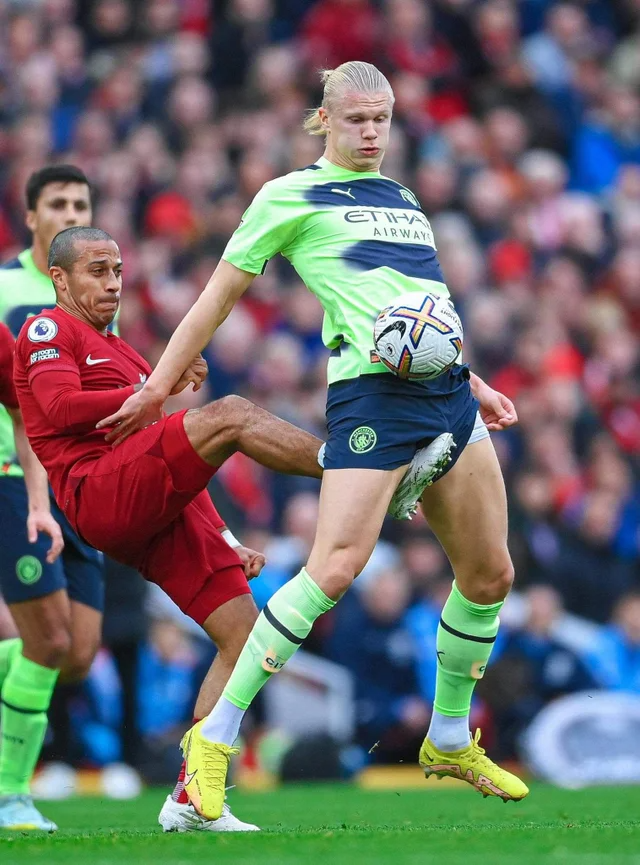 Template meme Erling Haaland crotch kick