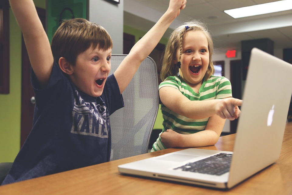 Plantilla de meme Excited happy kids pointing at computer monitor