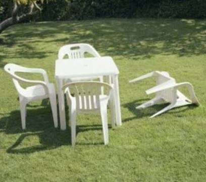 Plantilla de meme Fallen lawn chair