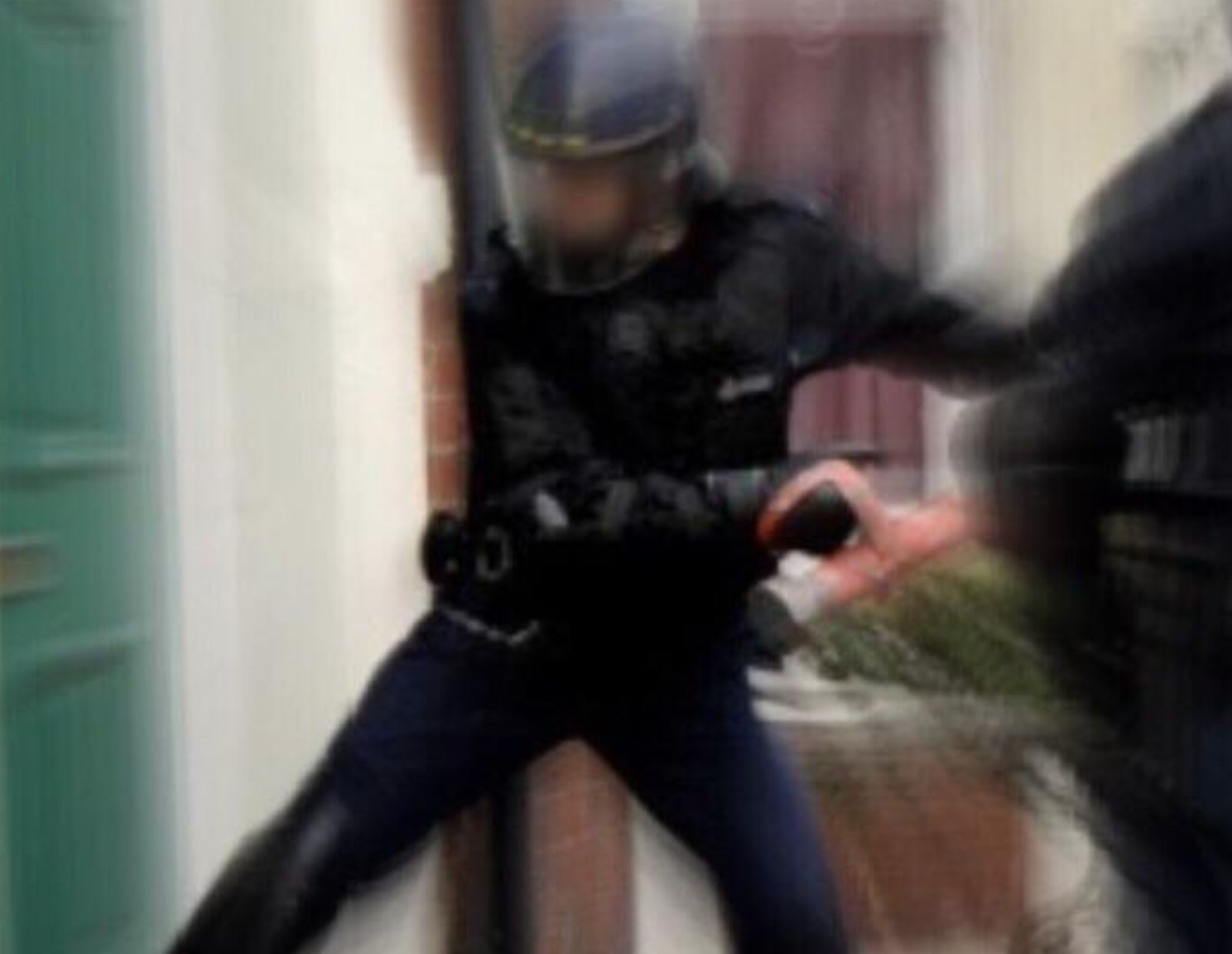 Plantilla de meme FBI Door Breach