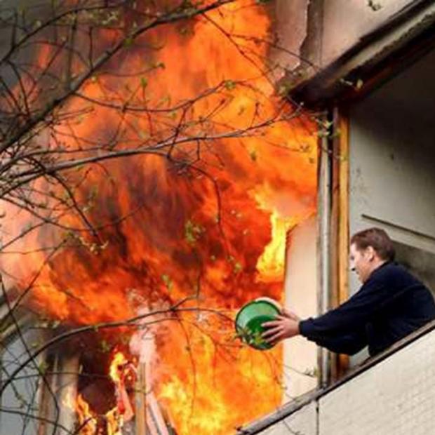 Plantilla de meme fire idiot bucket water