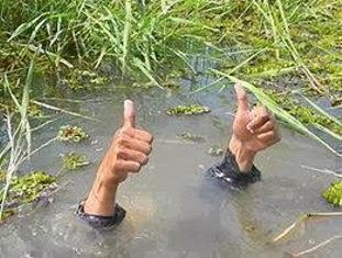 Plantilla de meme FLOODING THUMBS UP