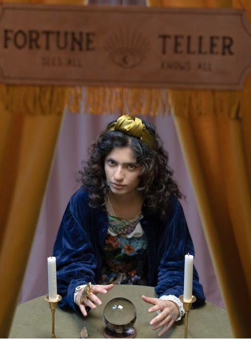 Plantilla de meme Foreteller and Fortune-teller