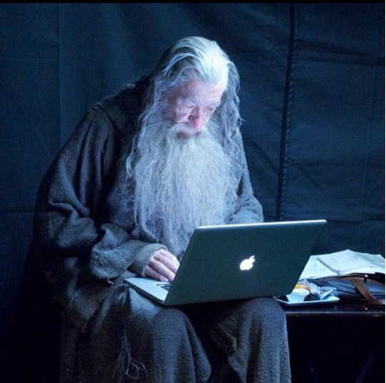 Template meme Gandalf checking his e-mail on the set of Hobbit