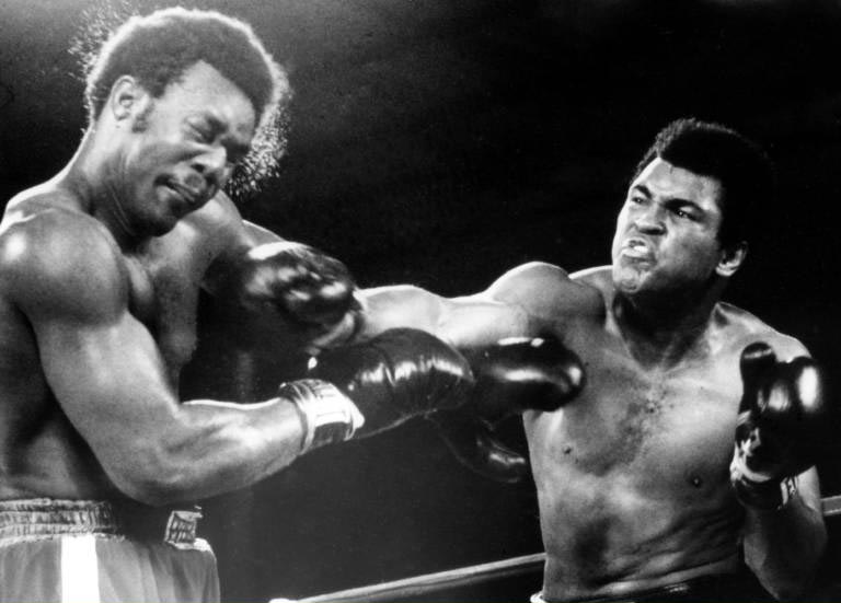 Template meme George Foreman getting punched by Muhammad Ali