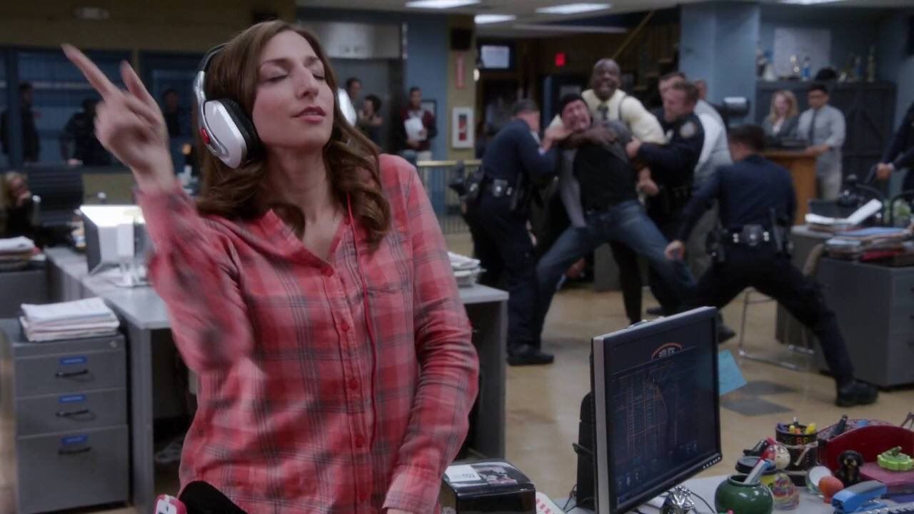 Plantilla de meme Gina unbothered headphones meme