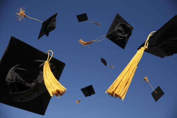 Plantilla de meme graduation hats