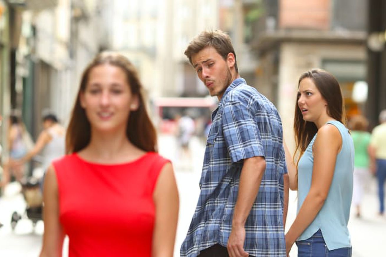 Plantilla de meme guy holding hand with girl and looks back