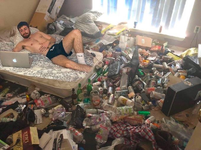 Plantilla de meme Guy in messy room surrounded by trash