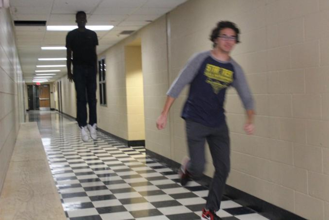 Plantilla de meme Guy running from levitating guy