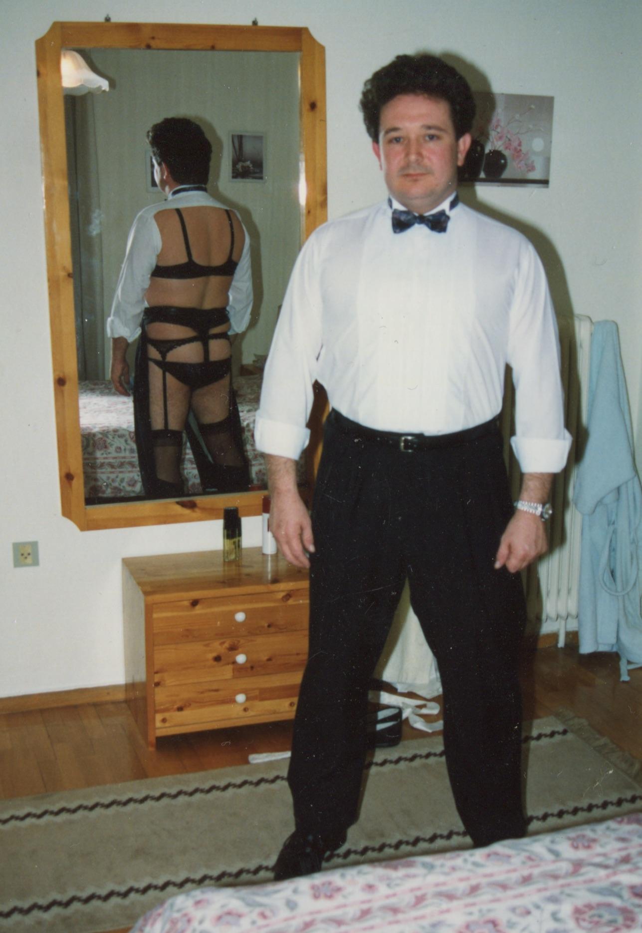 Plantilla de meme Half dressed Man in the mirror