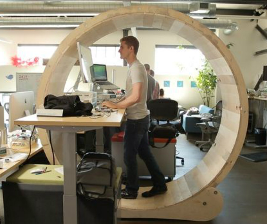 Plantilla de meme hamster wheel desk