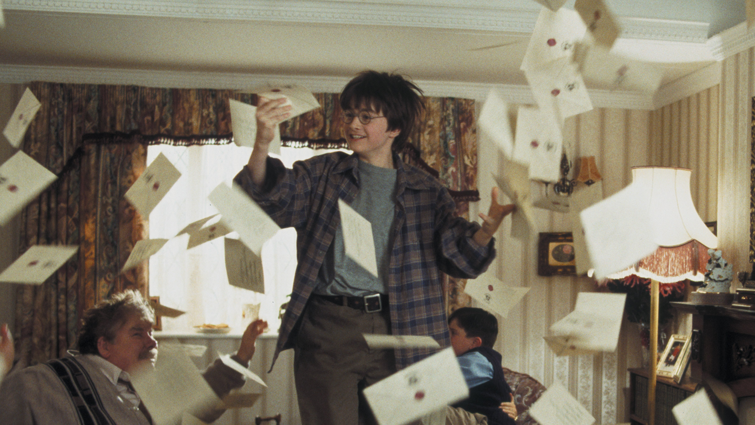 Template meme Harry receiving all the letters to go to Hogwarts