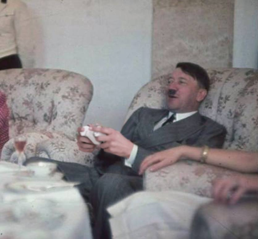 Template meme Hitler playing xbox