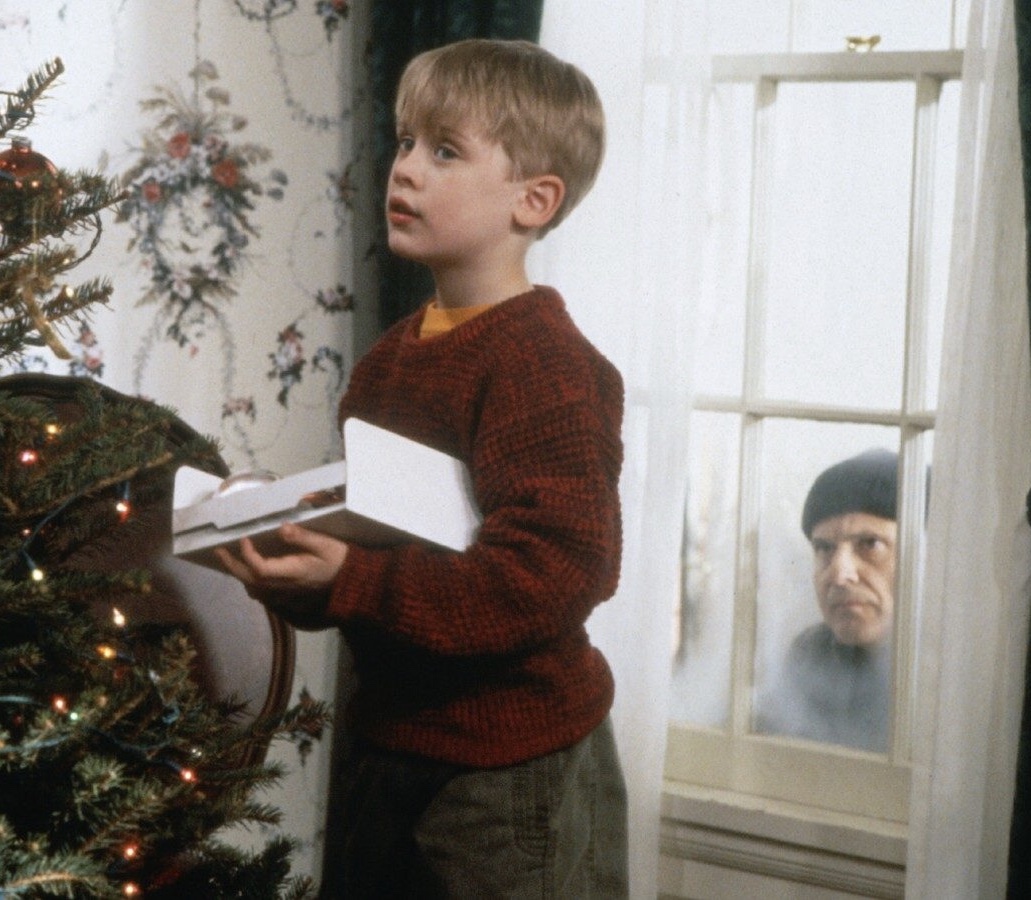 Plantilla de meme Home alone decorating tree