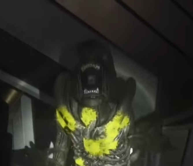 Plantilla de meme injured xenomorph screaming