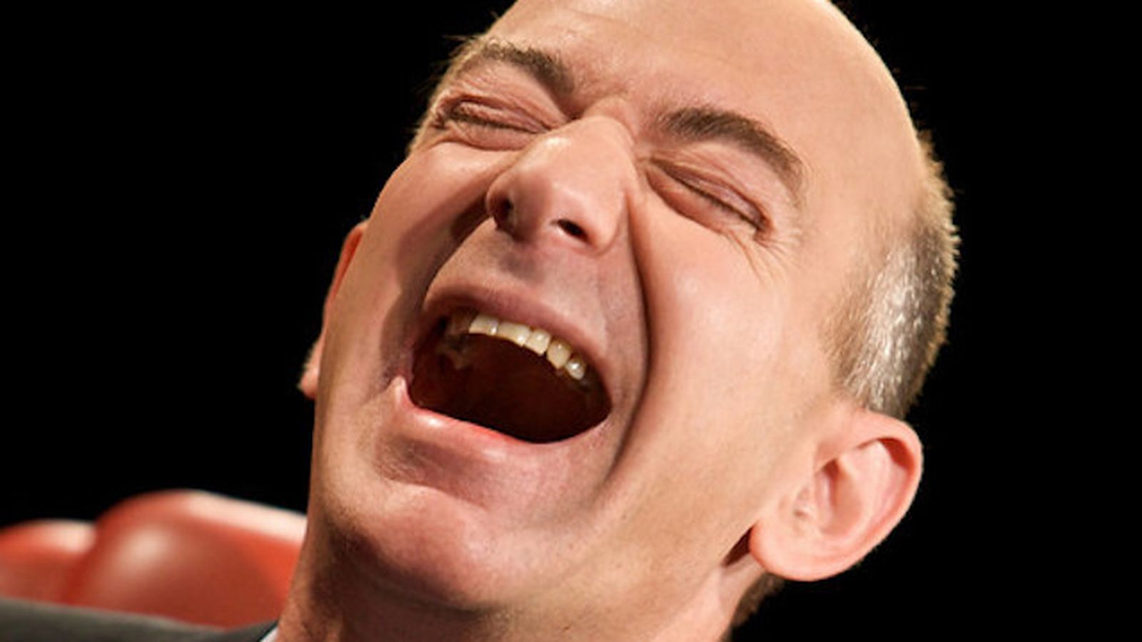 Plantilla de meme Jeff Bezos laughing hysterically