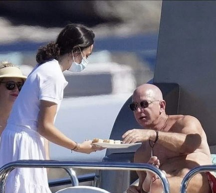 Plantilla de meme Jeff Bezos on his super yacht