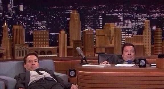 Plantilla de meme Jimmy Fallon and Robert Downey Jr. hiding