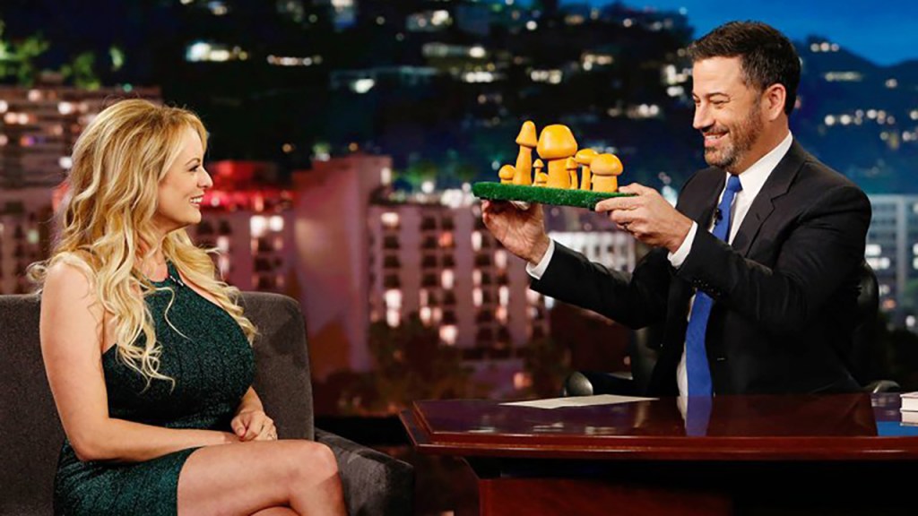 Plantilla de meme Jimmy Kimmel, Stormy Daniels discuss Trump