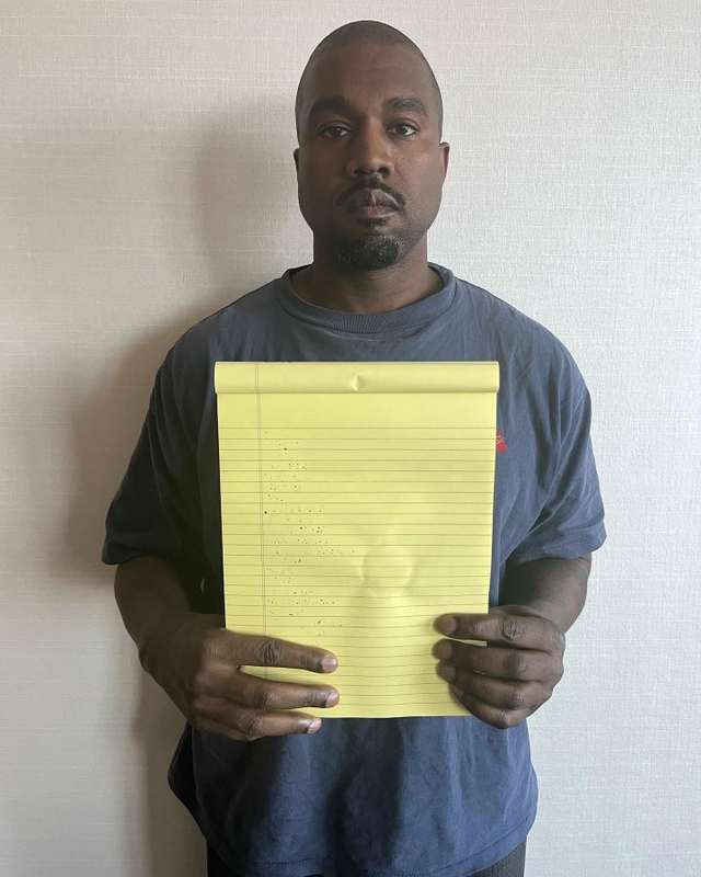 Plantilla de meme Kanye West Holding A Piece Of Paper