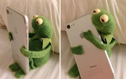 Plantilla de meme Kermit Hugging Phone
